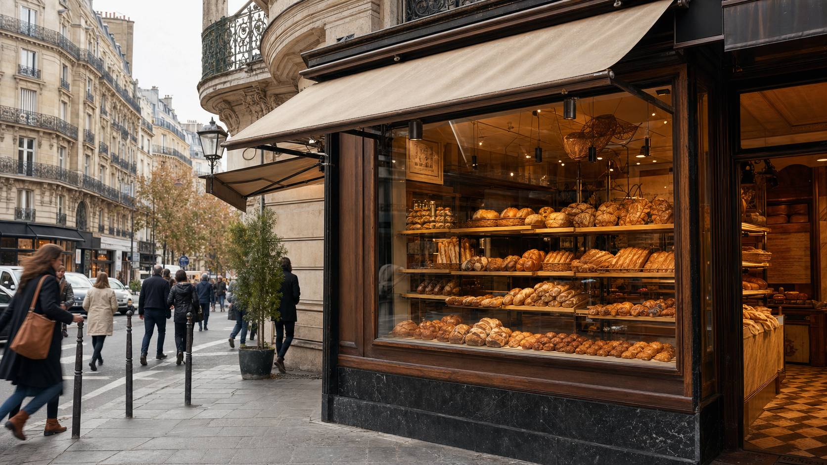 Boulangerie parisienne traditionnelle avec vitrine de baguettes