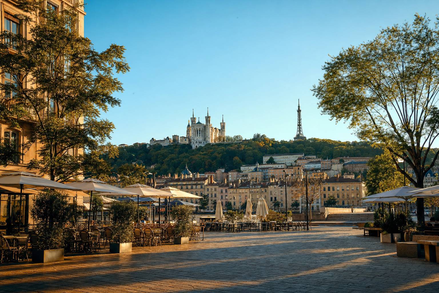 Place animee avec terrasses de cafe et le Vieux Lyon en arriere-plan