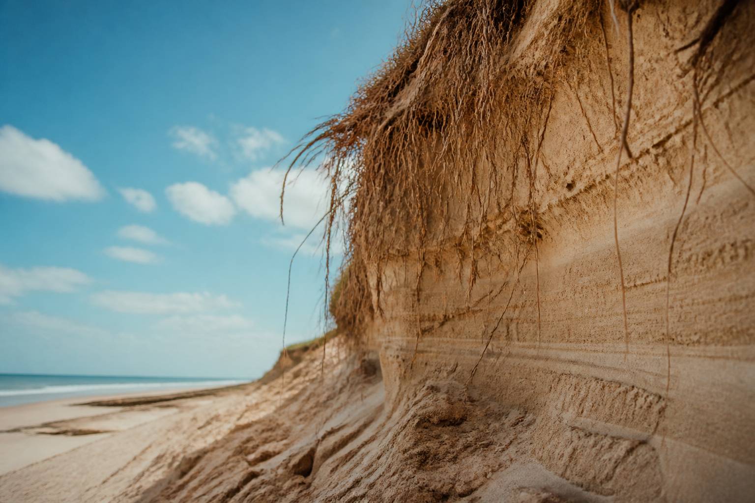 Paroi de sable érodée avec strates visibles