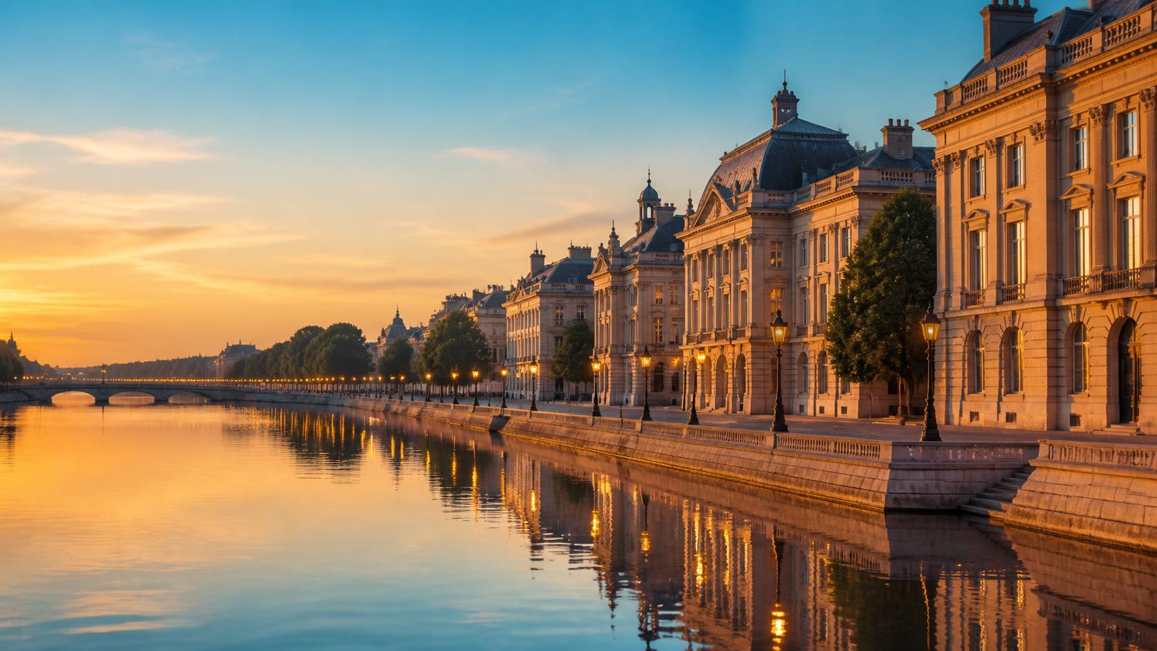 Quais de la Garonne au crépuscule avec le miroir d'eau